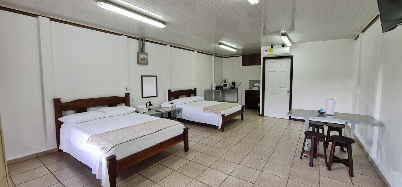 Sleep&Go! Cabina Cuadruple En Siquirres Centro - And Rafting Tour! Siqurres Da Alegria Luaran gambar
